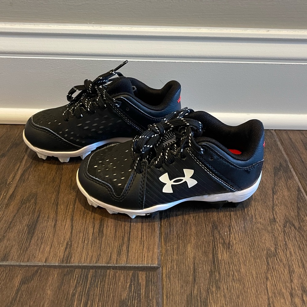 Under armour rubber cleats boys size 10